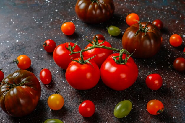 Vários tomates orgânicos frescos.