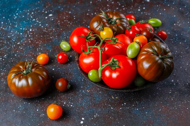 Vários tomates orgânicos frescos.