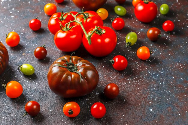 Vários tomates orgânicos frescos.