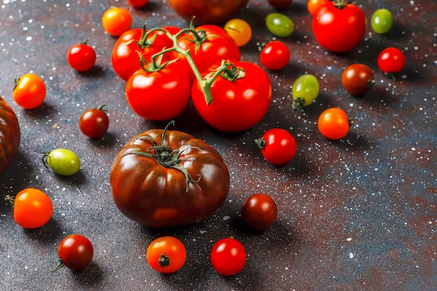 Vários tomates orgânicos frescos.