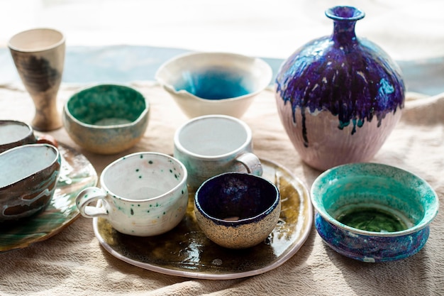 Vários vasos de cerâmica com conceito de cerâmica de pintura