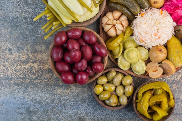 Foto grátis vários vegetais enlatados.