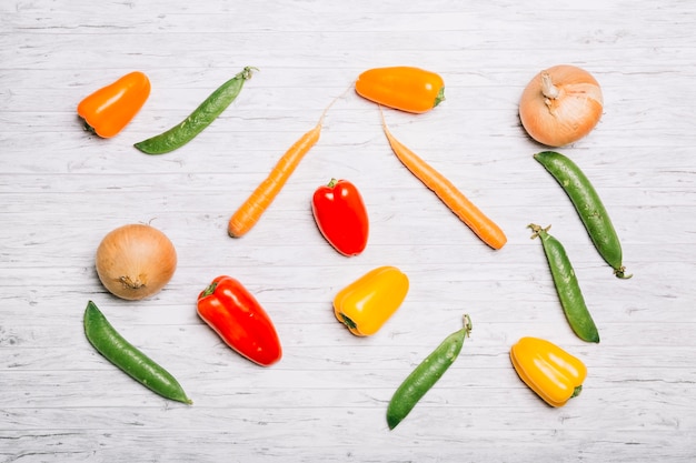 Foto grátis vários vegetais no fundo branco