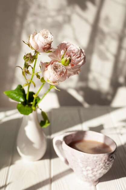 Vaso alto ângulo com flores