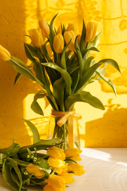 Foto grátis vaso alto ângulo com flores