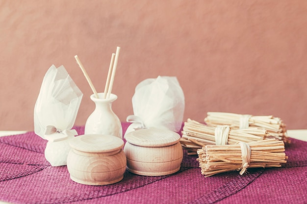 Foto grátis vaso branco, caixas e varas