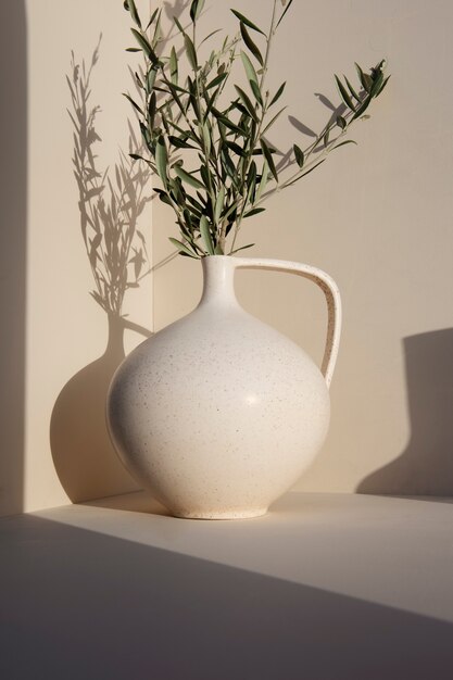 Vaso branco mínimo com plantas