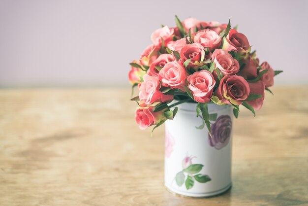 Vaso com flores decorativas