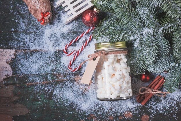 Vaso com marshmallows na neve e decorações de Natal