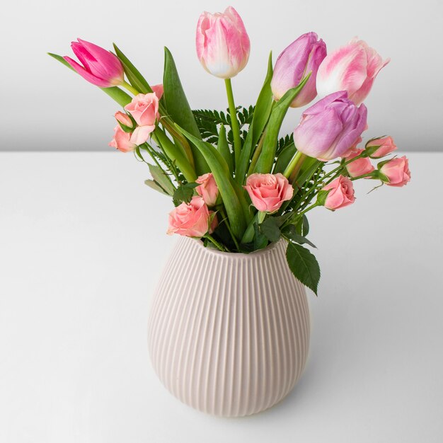 Vaso com tulipas e rosas