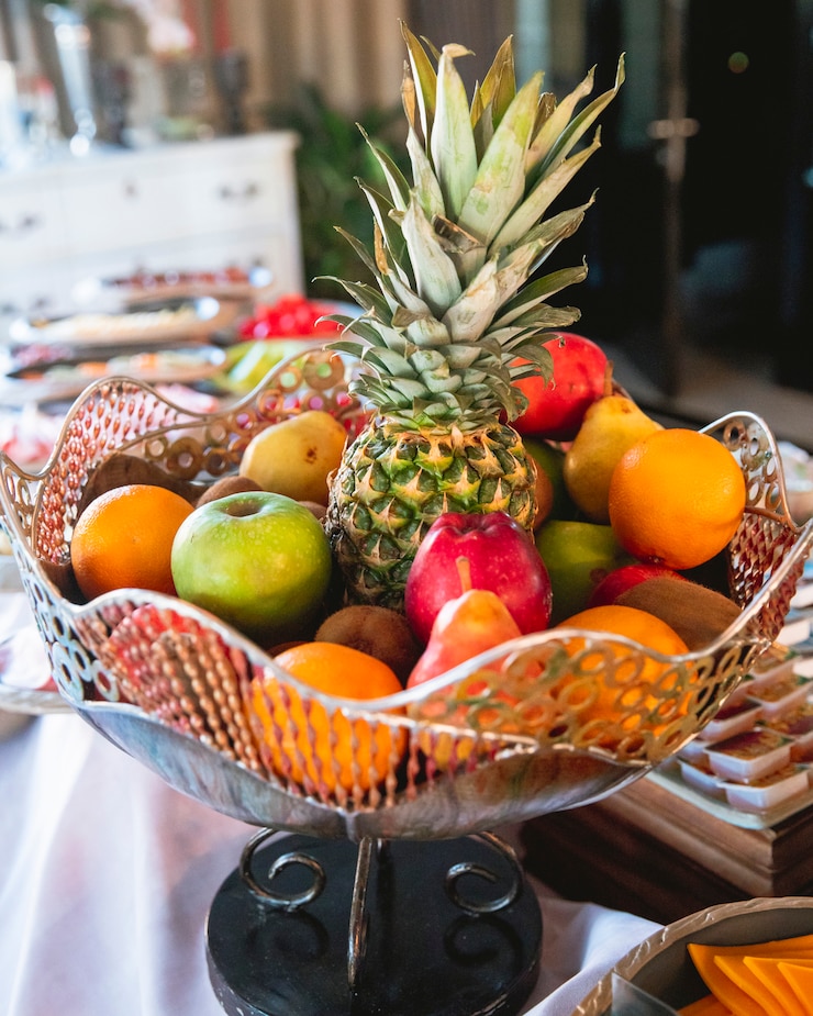 Foto grátis vaso de frutas com abacaxi laranjas maçãs peras e kiwi