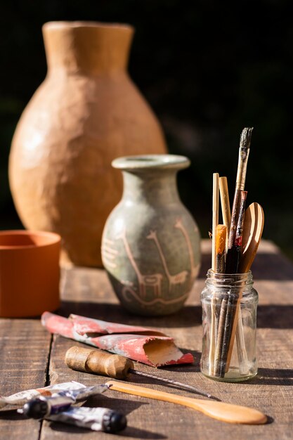 Vaso de visão frontal e ferramentas de pintura