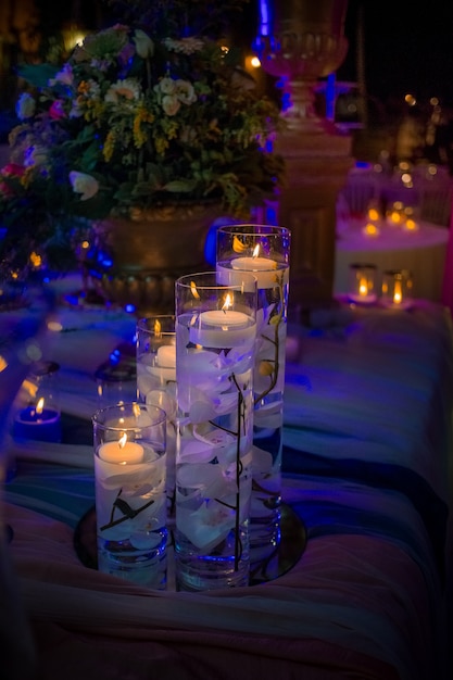 Foto grátis vasos altos com água e velas no topo