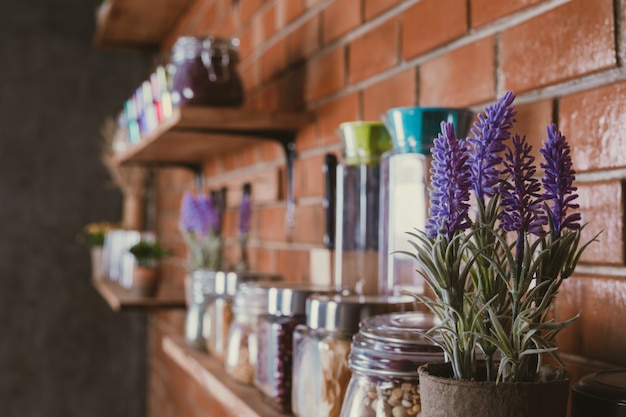 Vasos de flores nas prateleiras