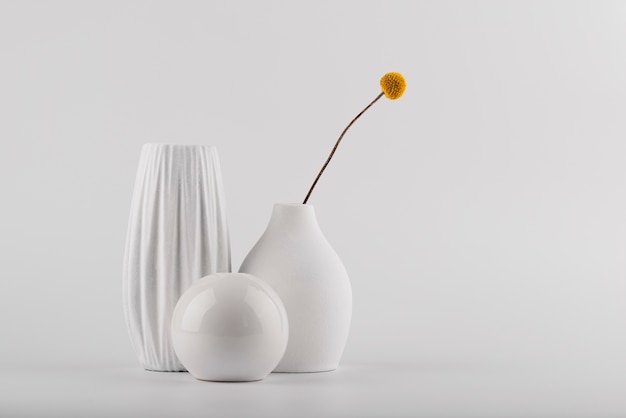 Vasos modernos brancos com arranjo de plantas