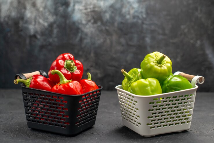 Foto grátis vegetais apimentados de pimentão colorido em fundo escuro foto colorida quente salada de especiarias