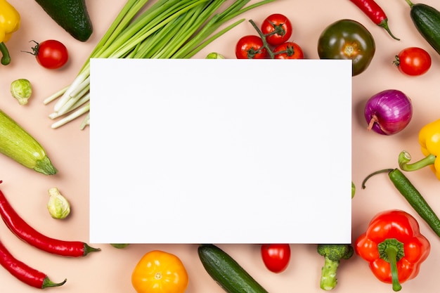 Vegetais de cima e papel em branco