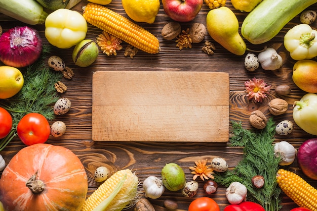 Vegetais de outono com placa de madeira no meio