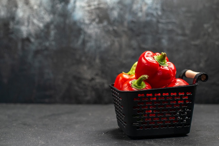 Foto grátis vegetais picantes de pimentão vermelho no chão escuro