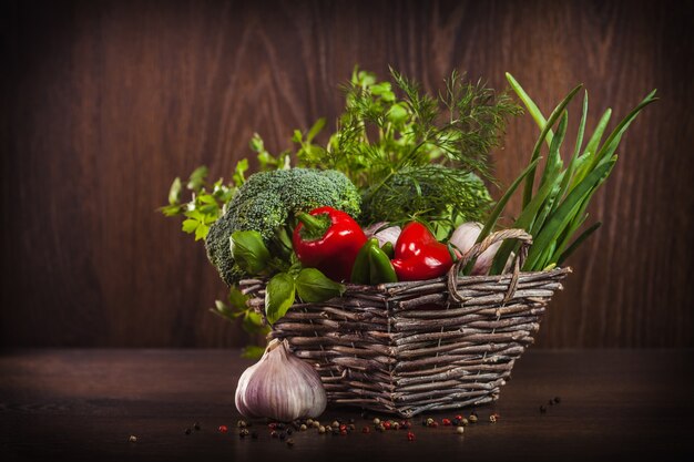 Vegetais saudáveis e ervas em uma cesta de vime