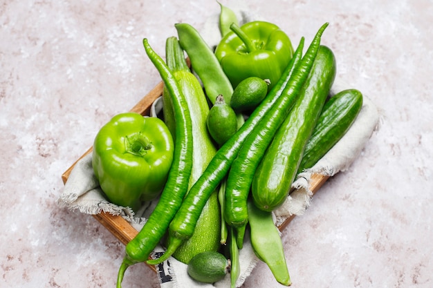 Vegetais verdes frescos em superfície de cimento