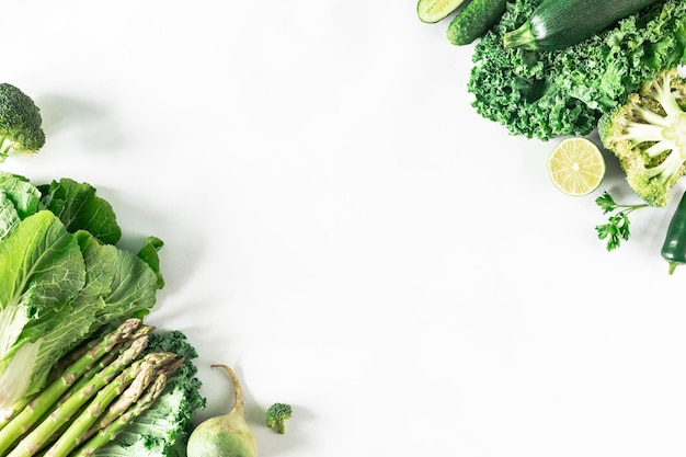 Vegetais verdes Produtos verdes frescos Fundo do conceito de comida vegetariana saudável Configuração plana