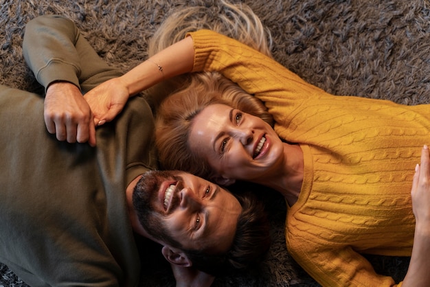 Foto grátis veja os jovens adultos curtindo o conforto de casa