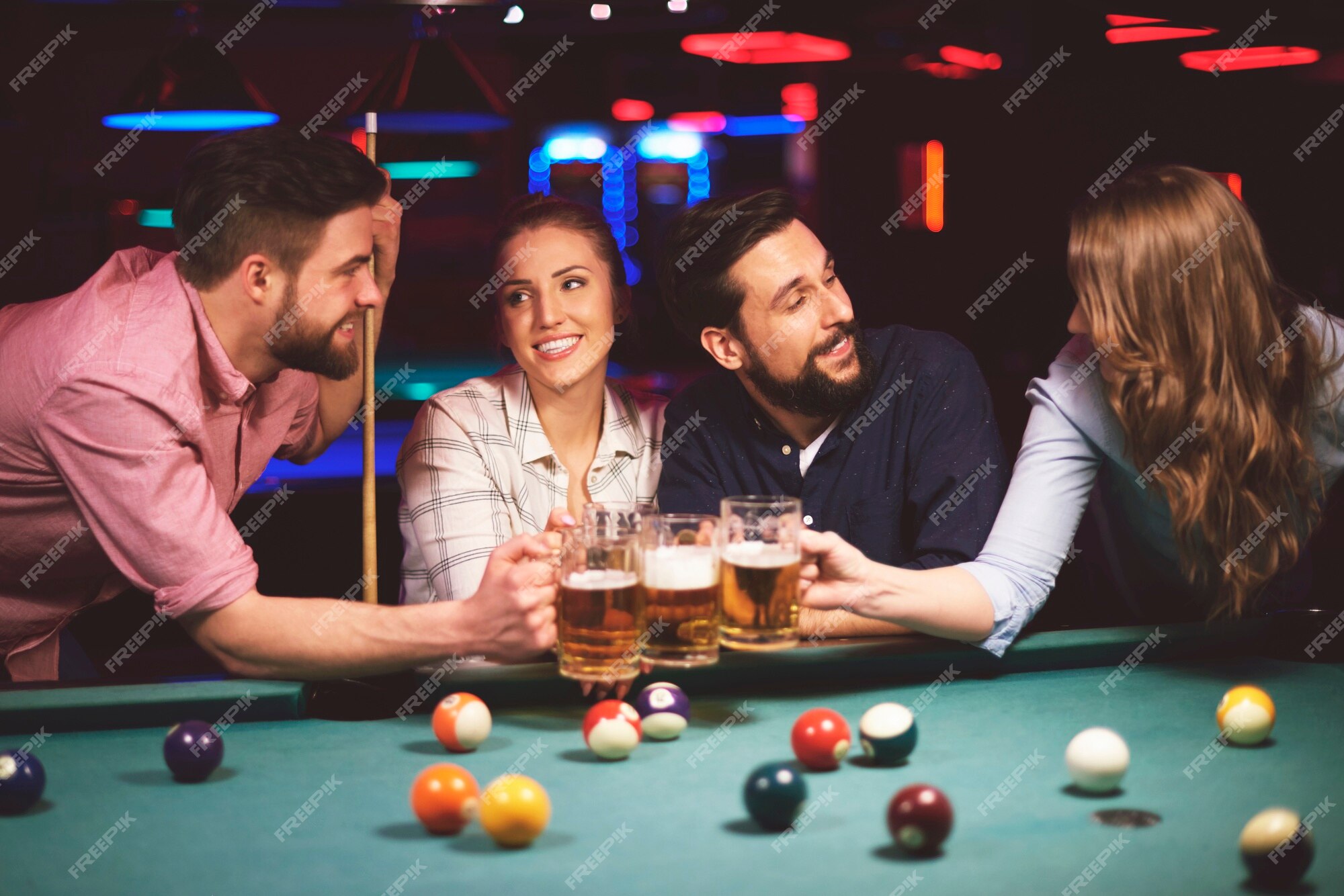 Foto de Jogos Amigos Jogar Sinuca Em Conjunto Desfrute De Uma Rodada De  Bebidas e mais fotos de stock de 20 Anos - iStock