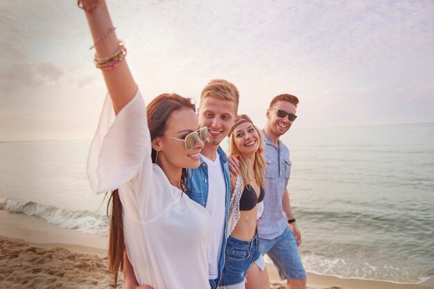 Veja os jovens amigos se divertindo na praia