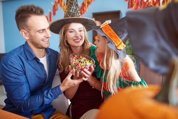 Veja uma família jovem e feliz passando um tempo junta