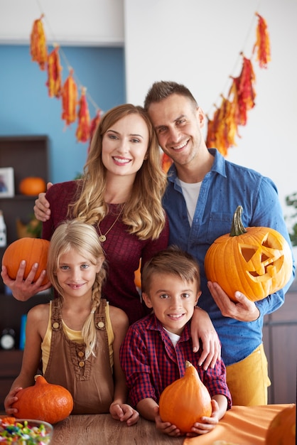 Veja uma família jovem e feliz passando um tempo junta