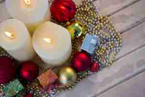 Foto grátis velas brancas iluminadas com decoração do natal