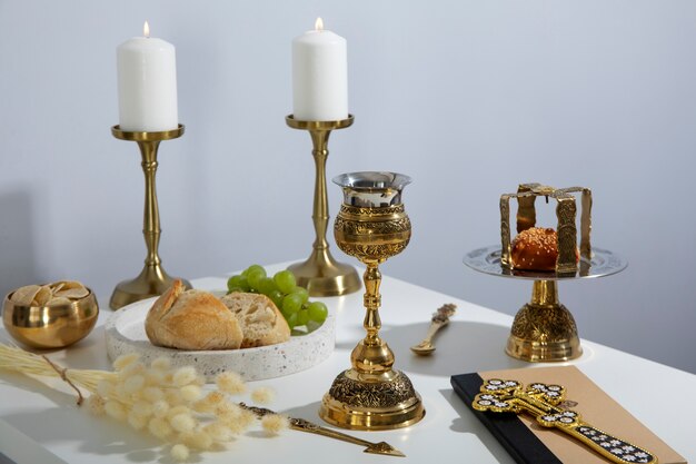 Velas de celebração da eucaristia de alto ângulo