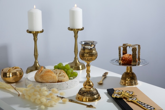 Velas de celebração da eucaristia de alto ângulo