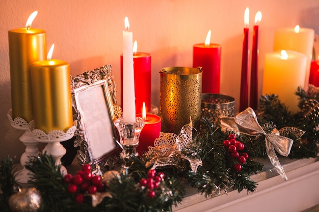 Foto grátis velas de cores diferentes em