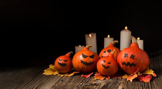 Velas e abóboras assustadoras de halloween