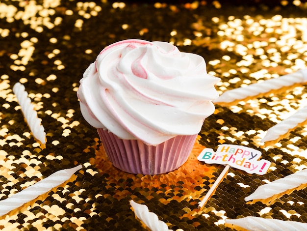 Foto grátis velas e muffin de aniversário delicioso close-up