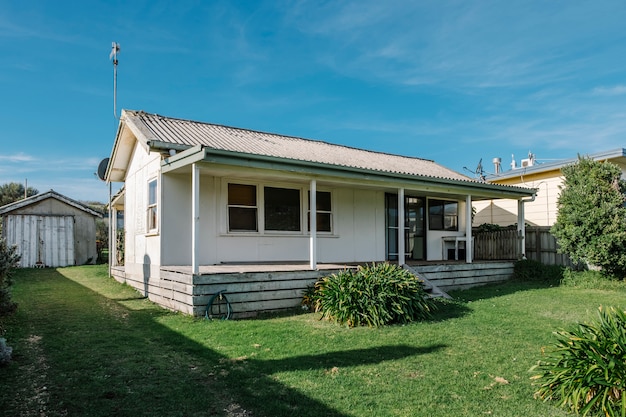 velha casa branca e jardim