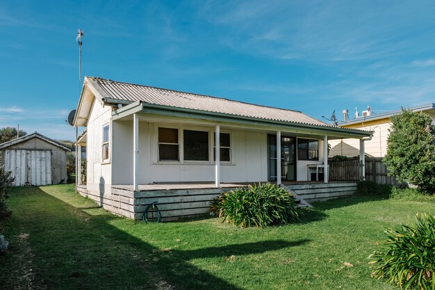 velha casa branca e jardim