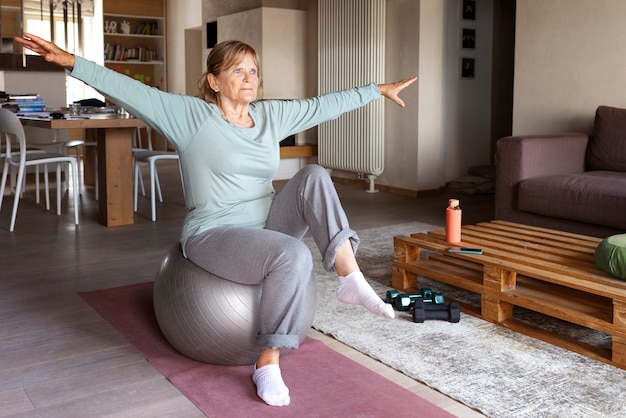 Velha fazendo exercícios de fitness