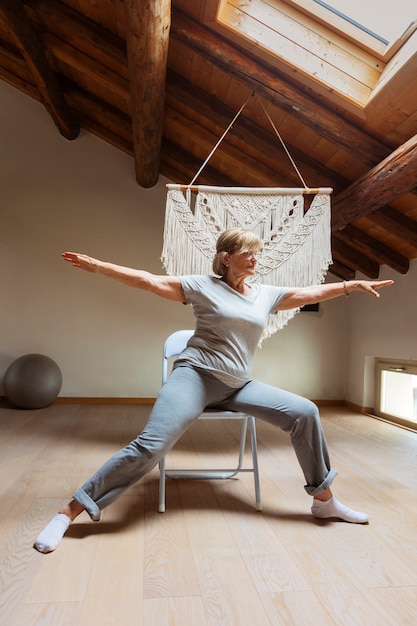 Velha fazendo exercícios de fitness