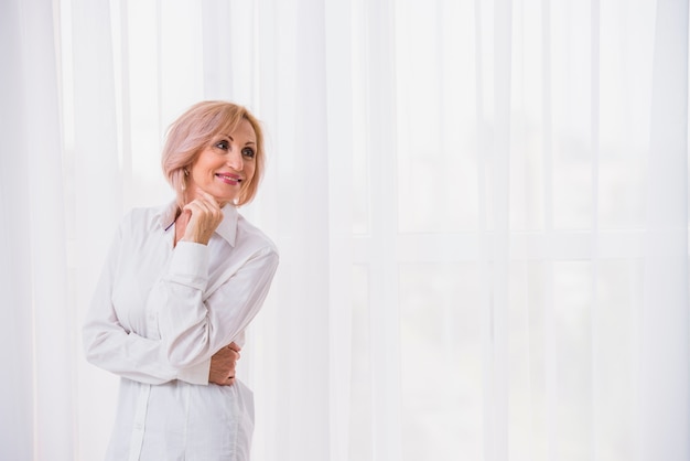 Foto grátis velha senhora com cabelo curto, olhando feliz com espaço de cópia