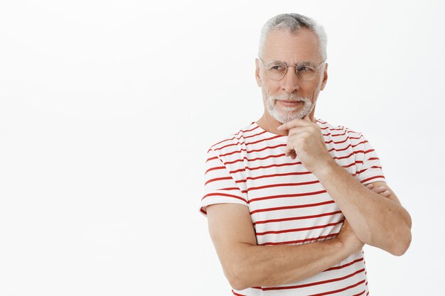 Velho barbudo com camiseta listrada