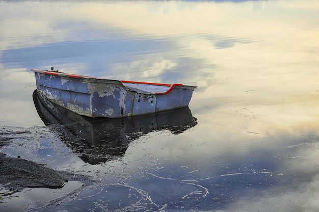 Velho barco abandonado no lago