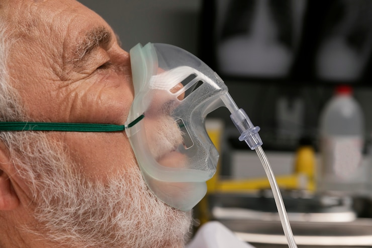 Foto grátis velho com respirador em uma cama de hospital