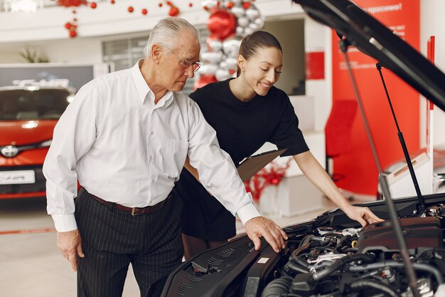 Velho elegante e elegante em um salão de carro