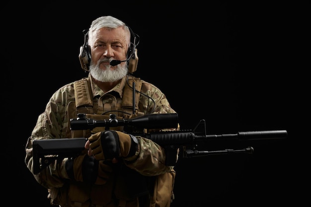 Velho oficial militar segurando rifle sniper