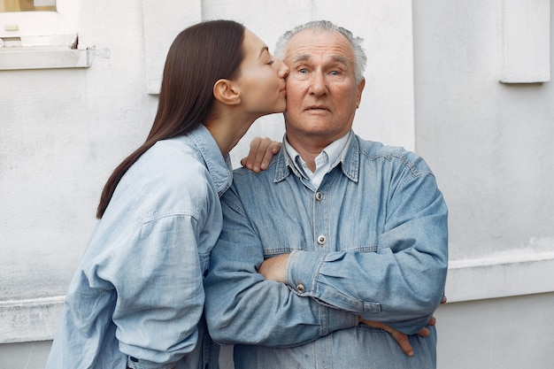 Velho sendo beijado por sua neta