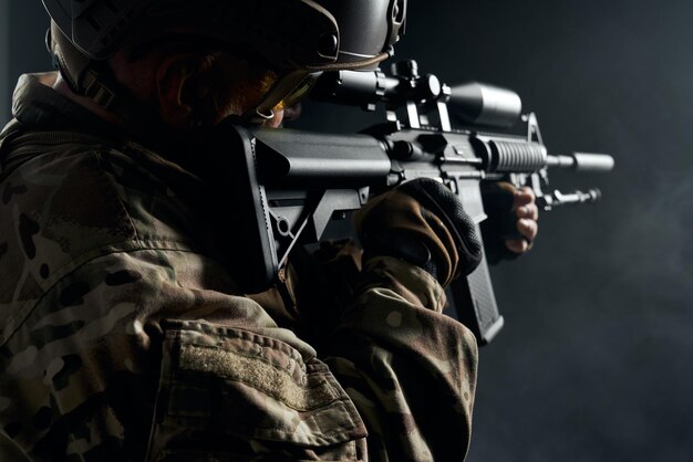 Velho soldado de uniforme apontando com rifle sniper