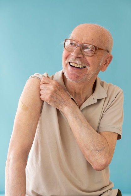 Velho sorridente após vacina média